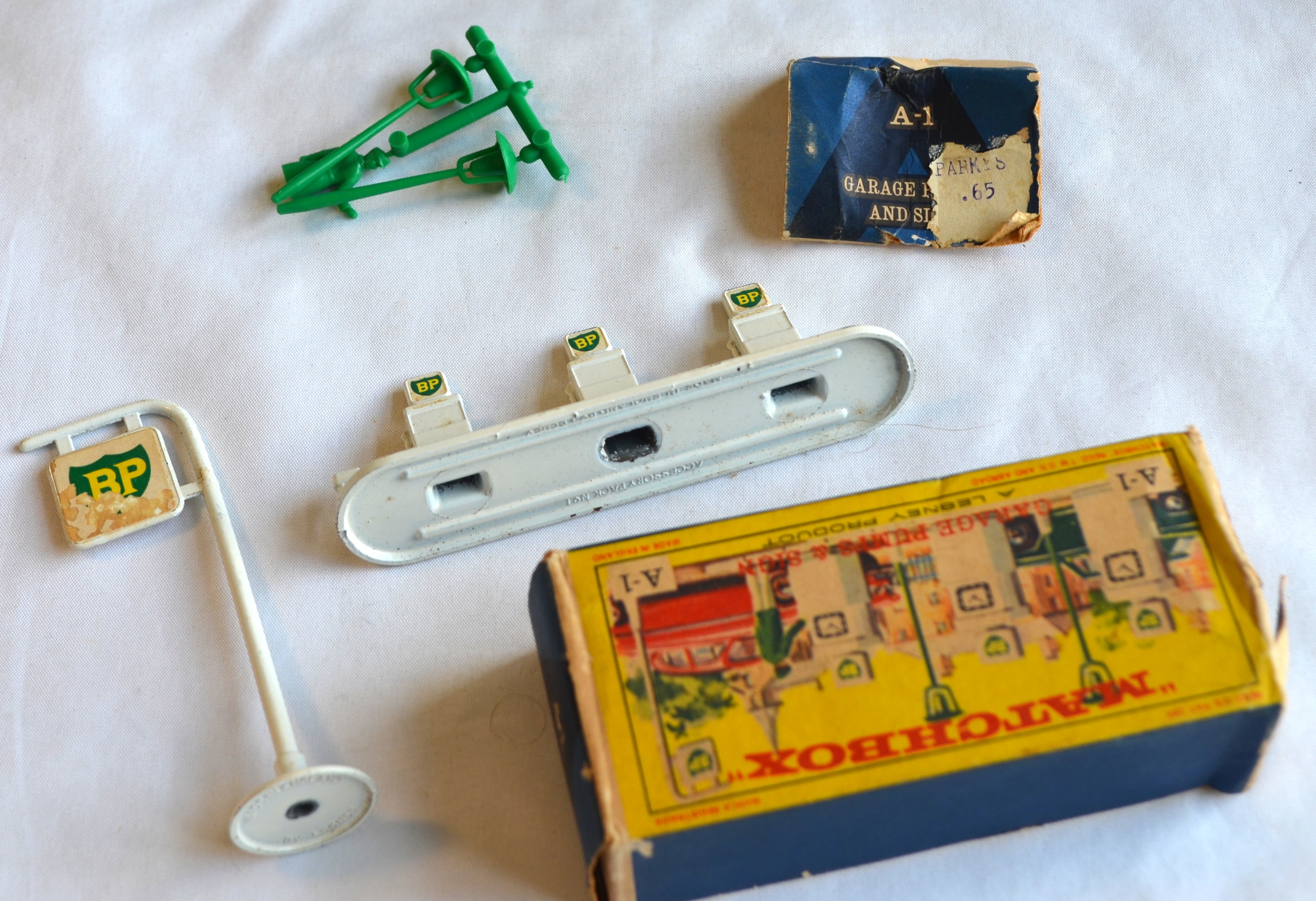 Matchbox 1 B 1 - BP Pumps Very Near Mint on sprue disc decals C7 box 1 loose flap